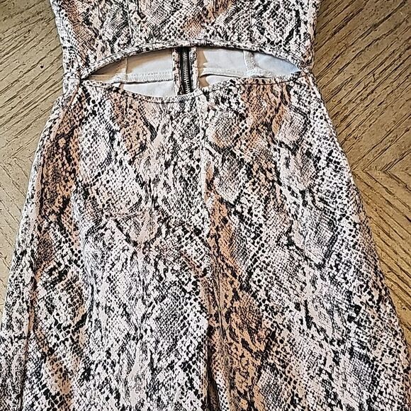 Snakeskin print jumpsuit with cutout size 2 Topshop - Picture 3 of 13